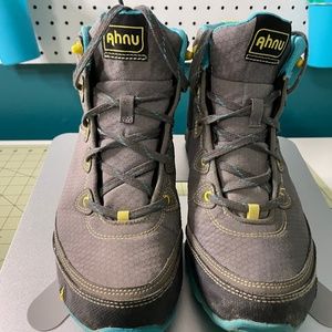 Women’s Ahnu Sugarpine waterproof hiking boots.8.5 EU 39.5